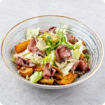 Salad with roast beef and potatoes