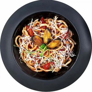 Pasta with mussels in tomato sauce